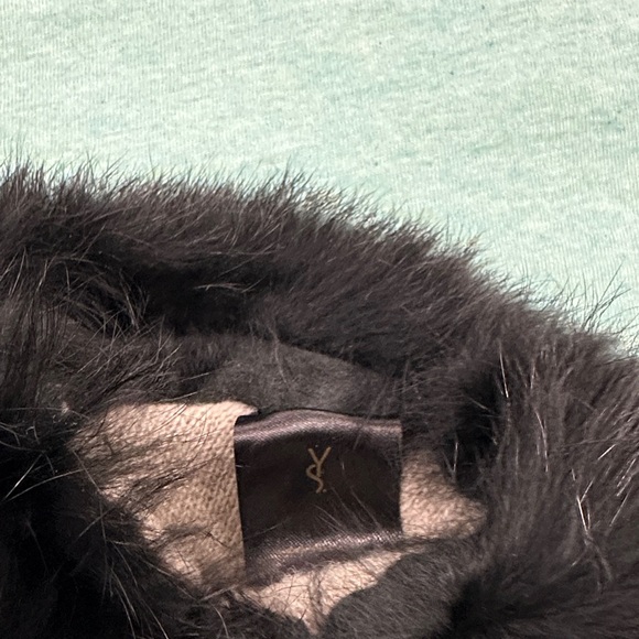 Luxurious Black Fur-Trimmed Leather Gloves - Picture 2 of 8